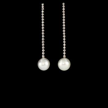 ÖRHÄNGEN, 18k guld med briljantslipade diamanter 0.61 ct samt South Sea pärlor. Vikt 6 g.