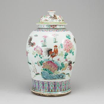 A large famille rose vase with cover, Qing dynasty, late 19th century.