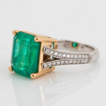 An 18K gold ring set with a Colombian emerald 8.10 cts.