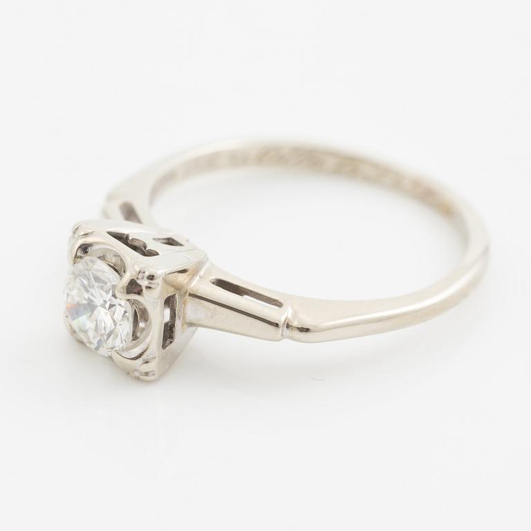 Ring, solitaire, 14K white gold with brilliant-cut diamond.
