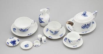 SERVISPORSLIN, ca 20 snarlika delar,  "Blå Blom", Royal Copenhagen.