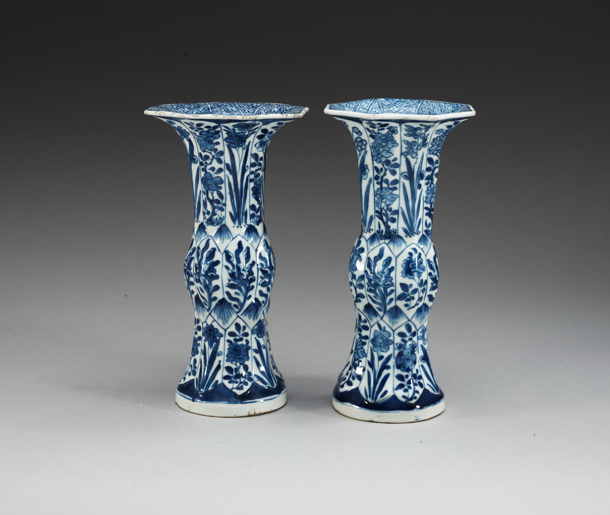 A pair of blue and white vases, Qing dynastin. Kangxi (1662-1722).