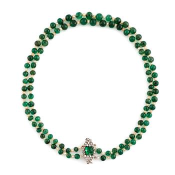 505. An emerald and pearl necklace with a silver clasp with a cabochon-cut emerald and old-cut diamonds.