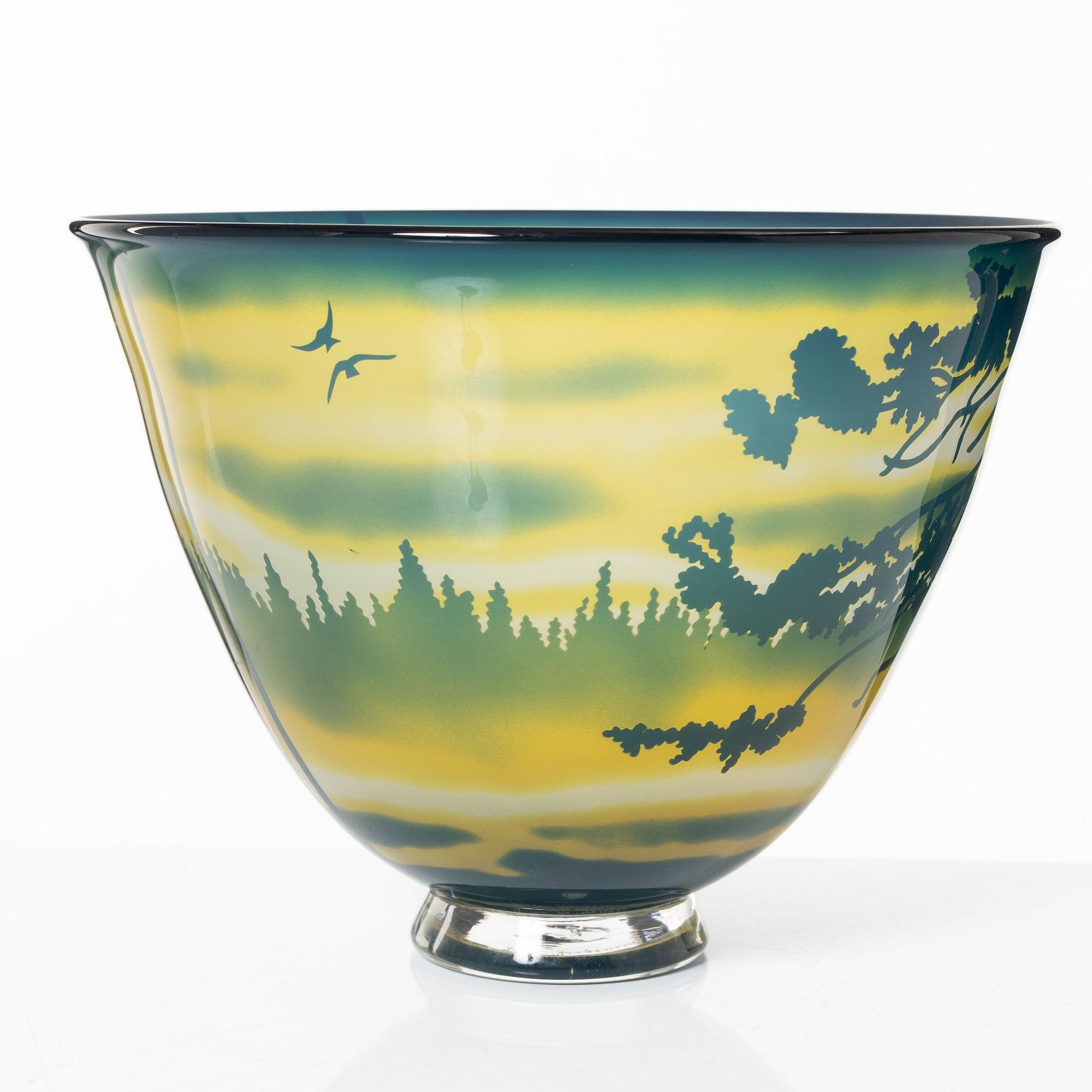 Jette Jörgensen, a cameo glass bowl, executed in her own studio, signed and dated -89.