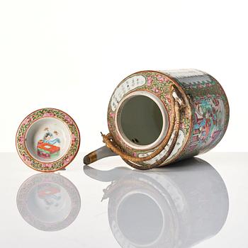 Tekanna med lock, porslin. Kanton, 1800-tal.