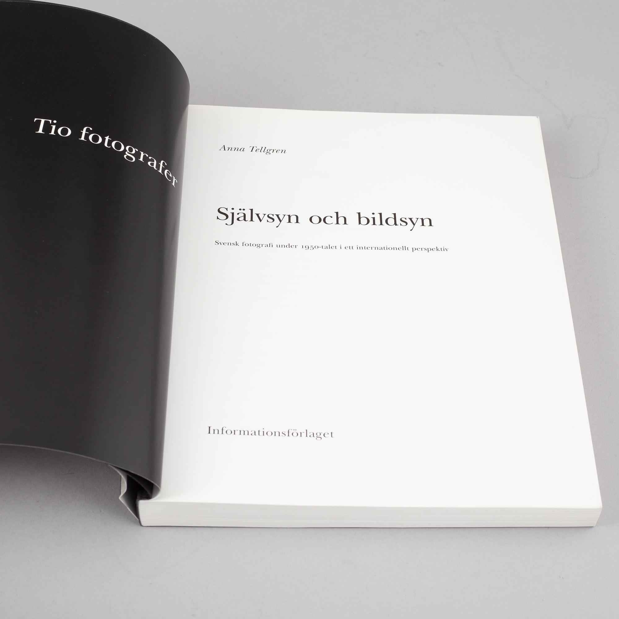 Tiofoto, 2 böcker samt 4 kataloger, några med dedikation.