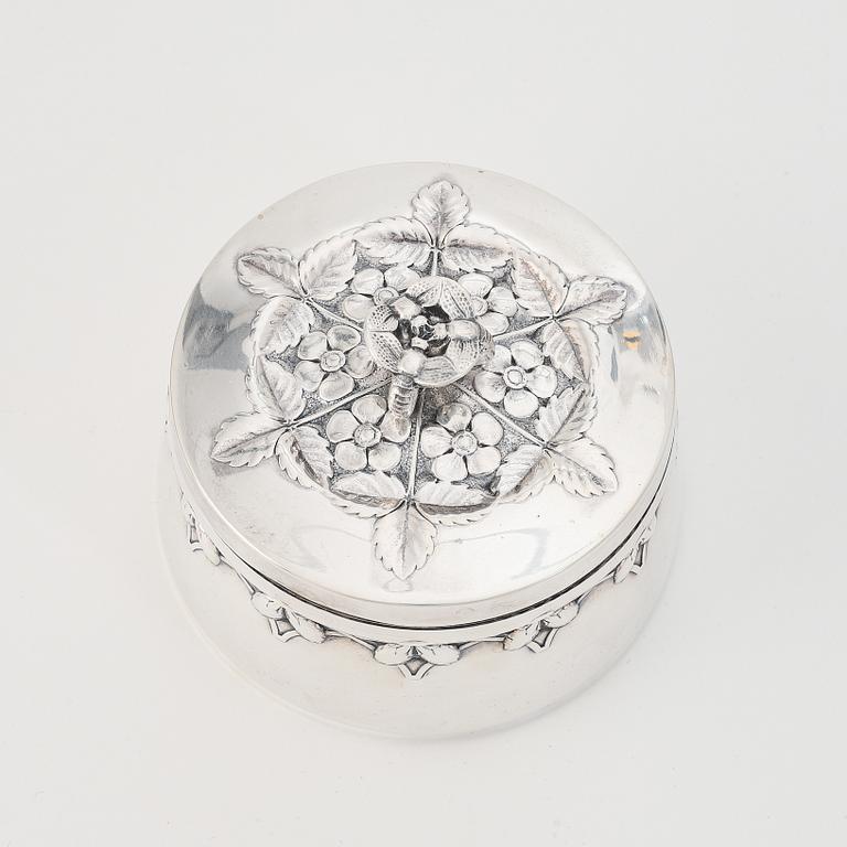 Svea Svensson, burk med lock, silver, jugend, Stockholm 1907.