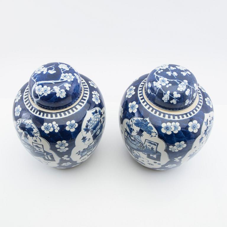 Lock urns, a pair, Kangxi style, 19th century.