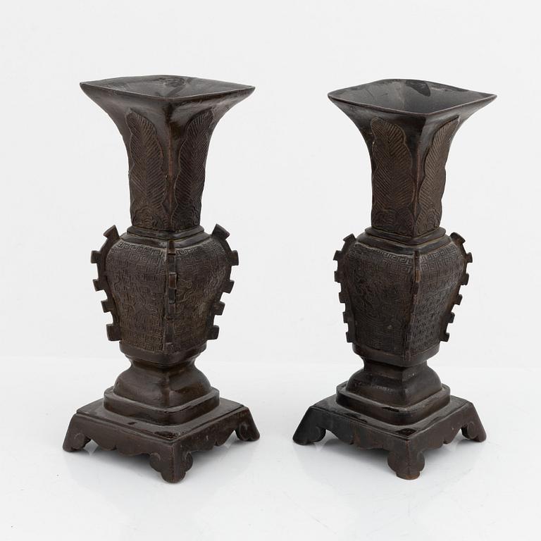 A pair of bronse vases, Qing dynasty, China.