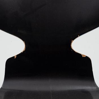 Arne Jacobsen, stolar, ett par, "Myran", Fritz Hansen, Danmark, 1973.