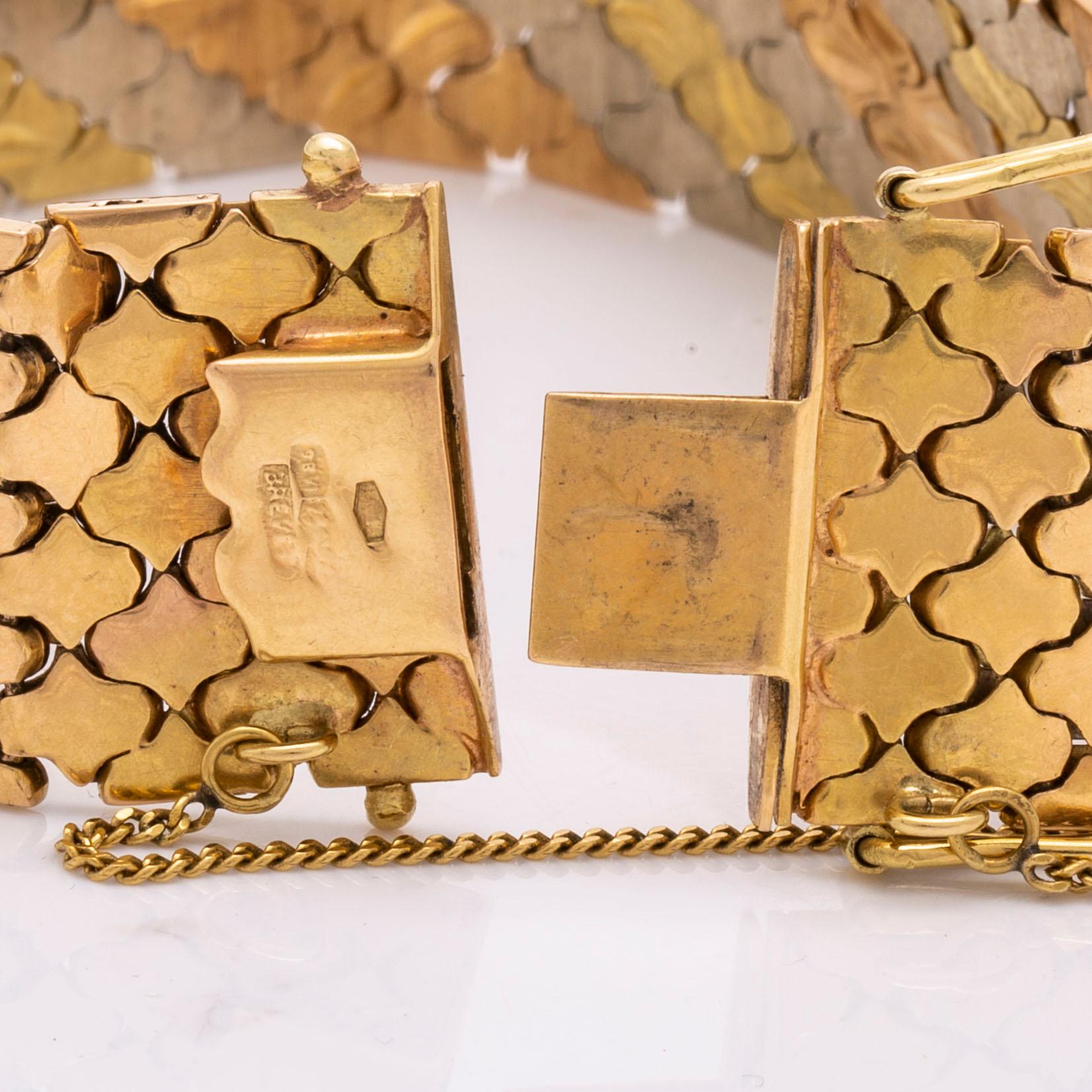 A trois couleurs 18K gold bracelet weight 59,4 gram.