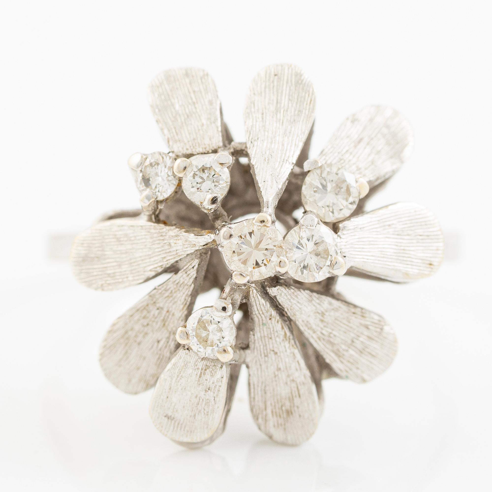 Ring in 18K white gold set with round brilliant-cut diamonds.