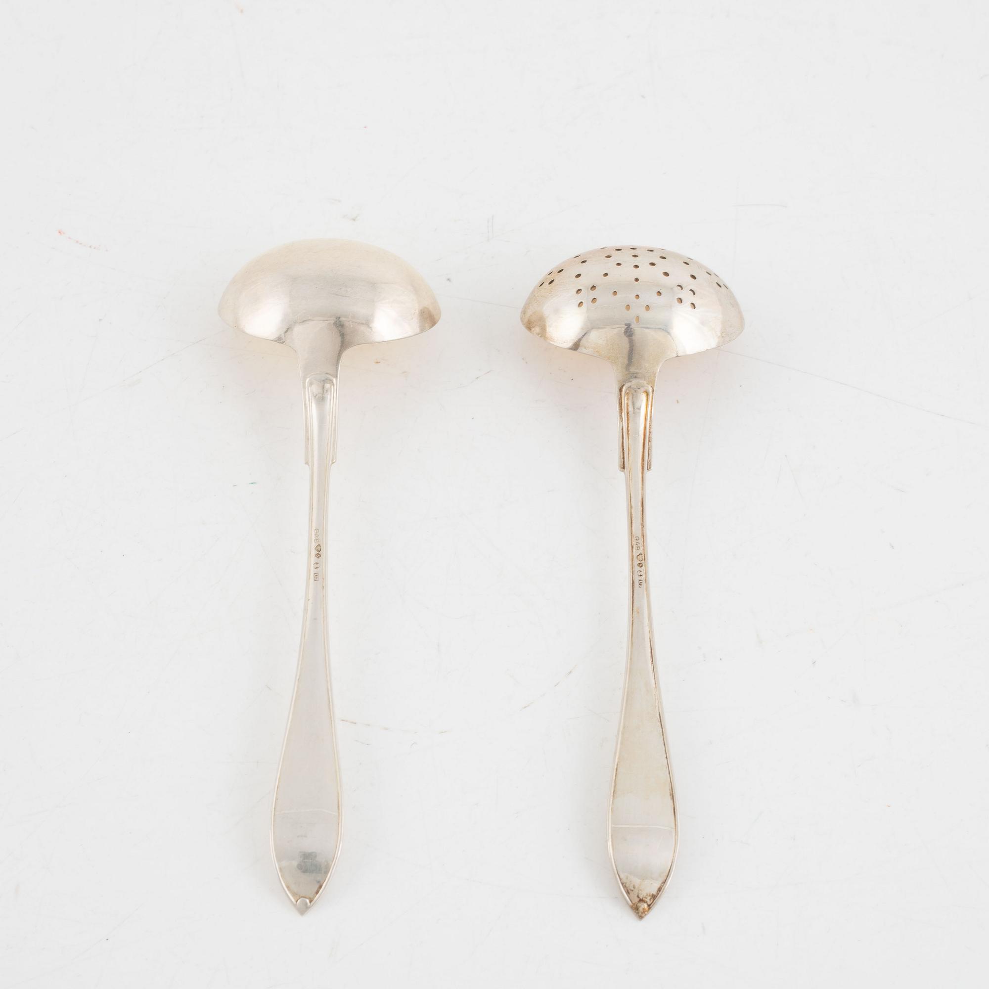 Bestickuppsättning i schatull, silver, 105 delar, modell "Svenskt spets", Svenska importstämplar samt GAB, 1919-23.