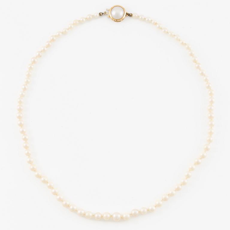 Necklace, with graduated cultured pearls, clasp in 18K gold.