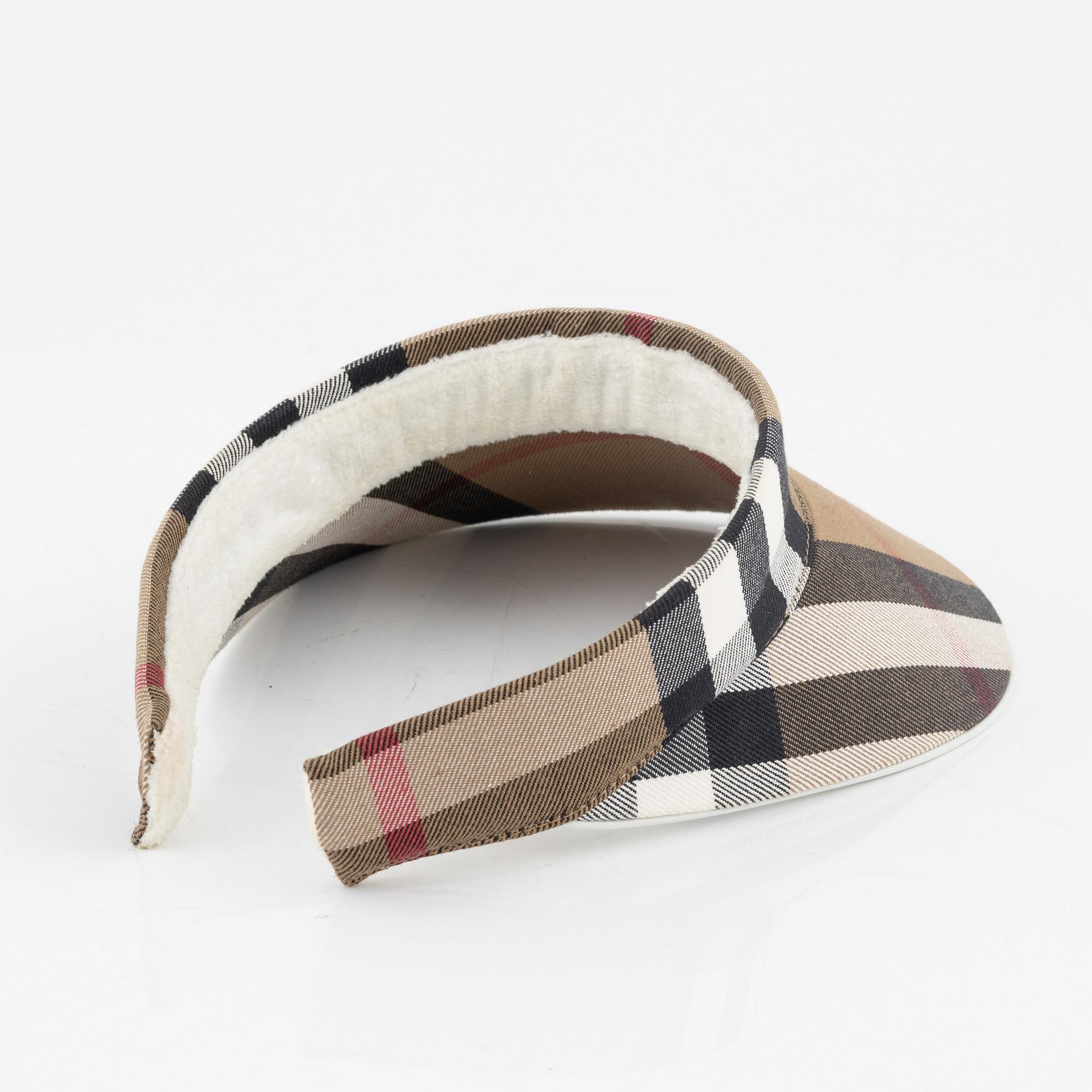 Burberry, väska, solskärm samt keps.