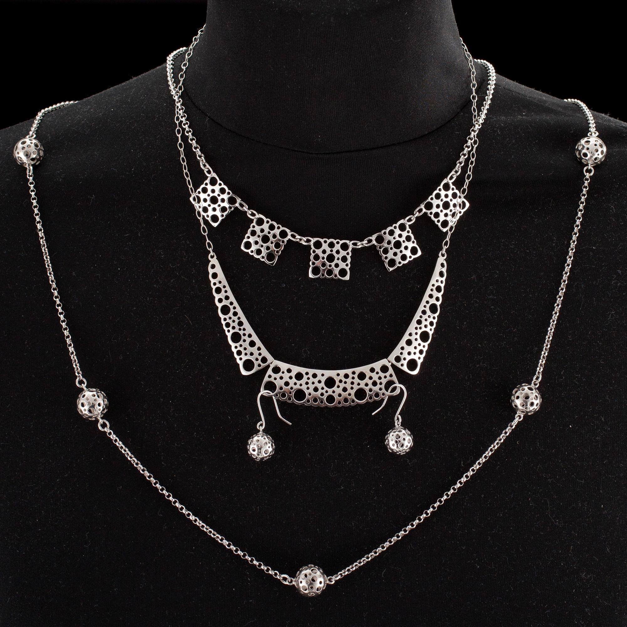 HÄNGSMYCKEN, 3 st samt ÖRHÄNGEN, sterling silver, Liisa Vitali, Kultakeskus. Nyprodukstion.