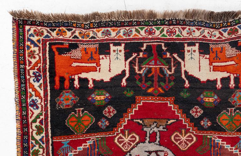 A Shiraz runner, approx. 245 x 89-92 cm.