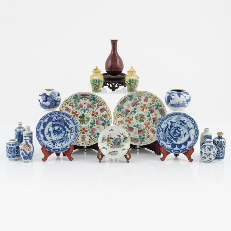 A group of 17 Chinese porcelain objects, China, late Qing/20th Century.