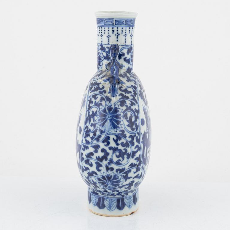 A Chinese blue and white moonflask, Qing dynasty, 19th century.