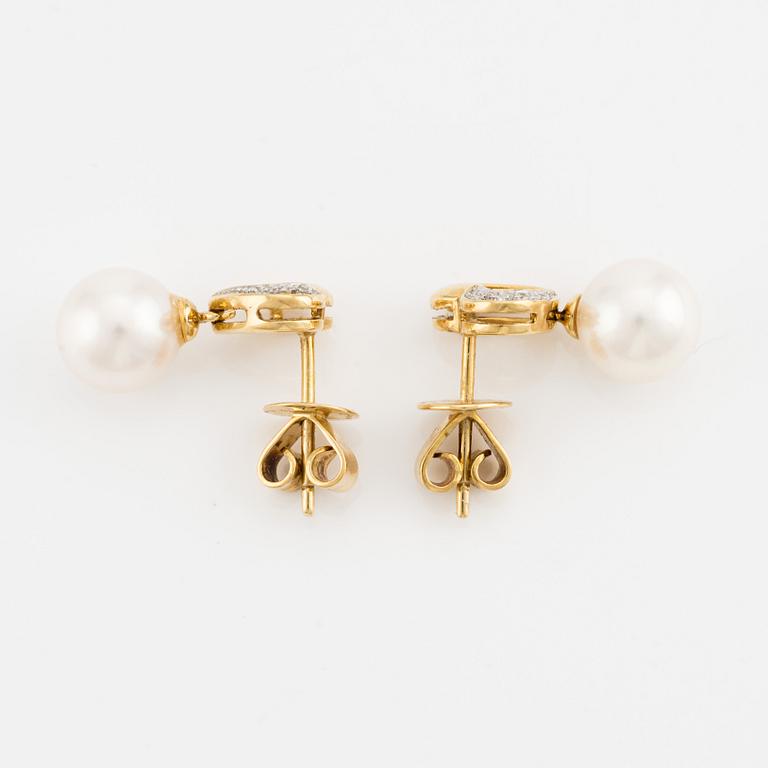 Hänge samt ett par örhängen, 18K guld med pärlor samt små diamanter.