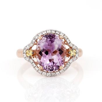 RING, 14K guld med ametist, gula safirer och diamanter. Total vikt ca 3 gram.