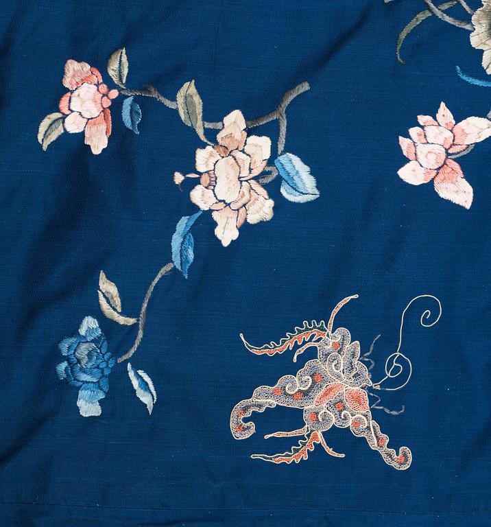 A CHINESE ROBE, silk. Height 137,5 cm. Around 1900.