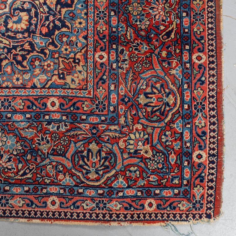 A CARPET, semi-antique Kashan, possibly Dabir, ca 201 x 135,5 cm.