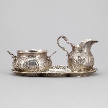 SOCKERSKÅL och  GRÄDDKANNA med FAT, silver, bl.a. J.L Hultman AB, Stockholm. Vikt ca 377g.