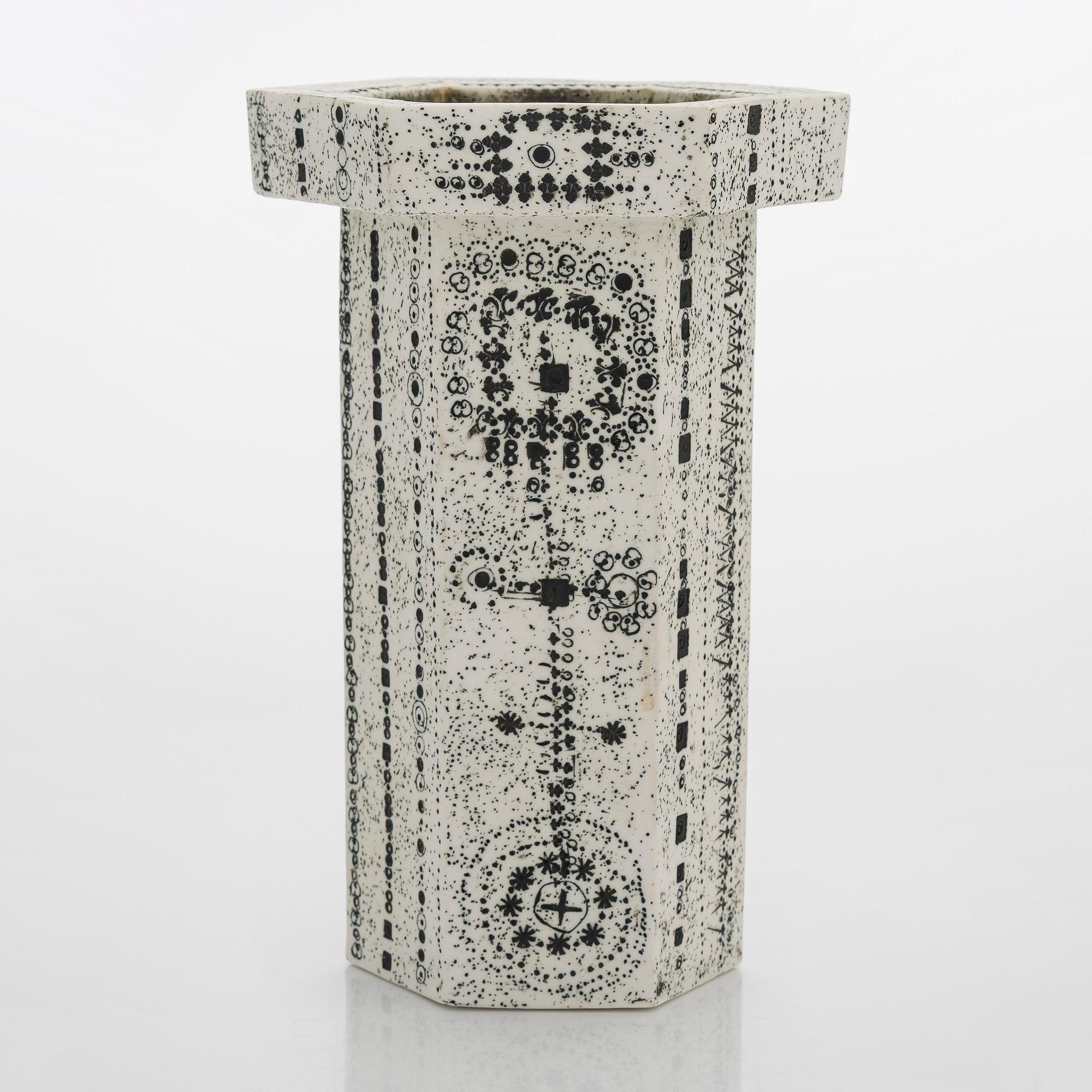 Rut Bryk, kynttilänjalka, kivitavaraa, signeerattu BRYK.