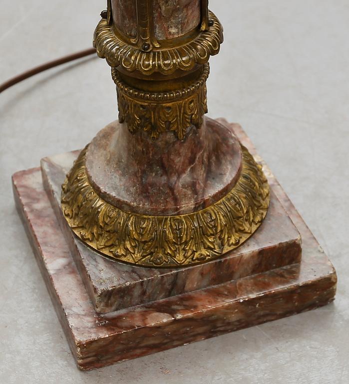 BORDSLAMPA, alabaster och mässing, 1900-talets första hälft.