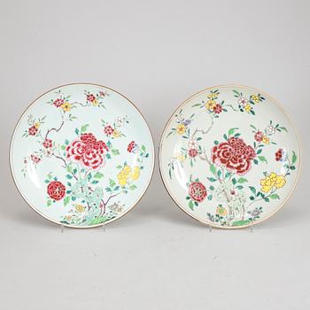A pair of famille rose dishes, Qing dynasty, Qianlong (1736-95).