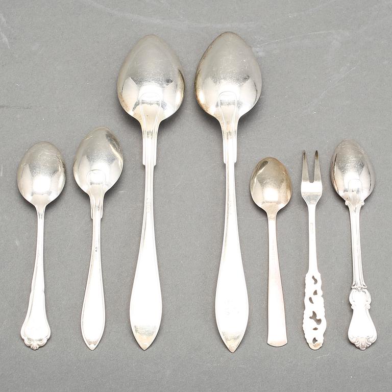PARTI SILVER, mestadels kaffeskedar. Bl a "Rosenholm", GAB, Stockholm 1939. Total vikt ca 754 gram.