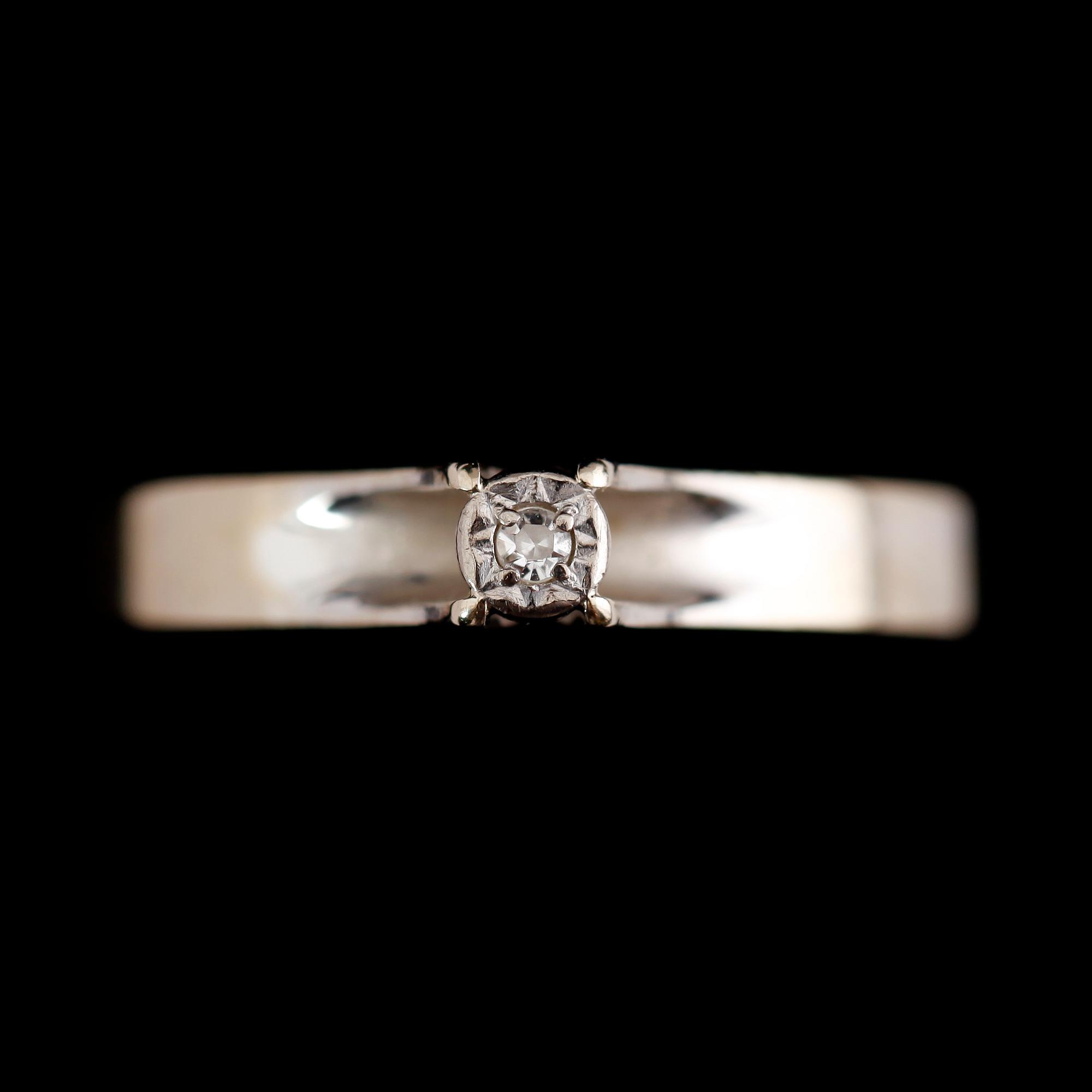 RINGAR, 2 st, 18 k vitguld med små briljanter, en 0.05 ct enligt gravyr, 1977 och 1980.