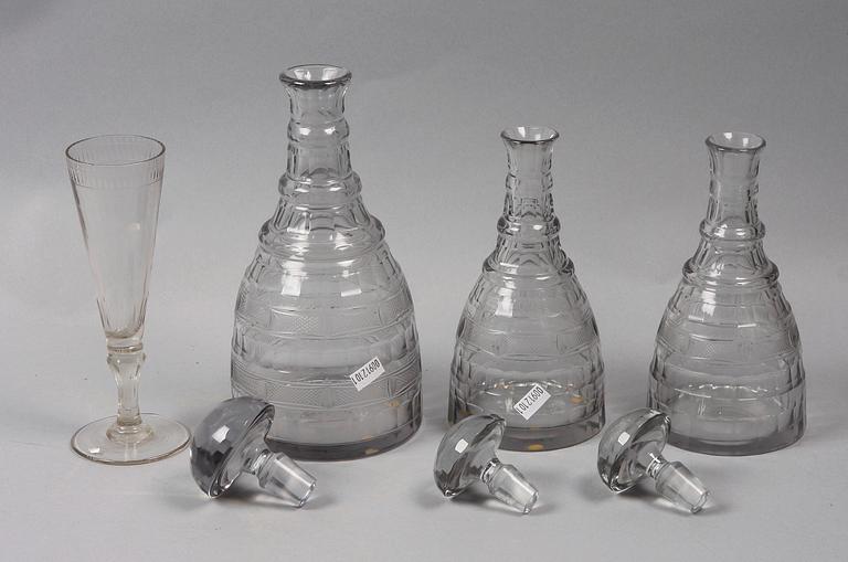 KARAFFER 3st samt CHAMPAGNEGLAS 1900 resp 1800-tal.