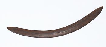 1131. BUMERANG ("Boomerang"). Trä. Australien omkring 1950. Längd 59,5 cm.