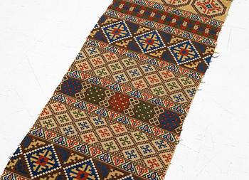 Bänkalängd, allmoge, krabbasnår, 1900-tal. 237 x 62 cm.