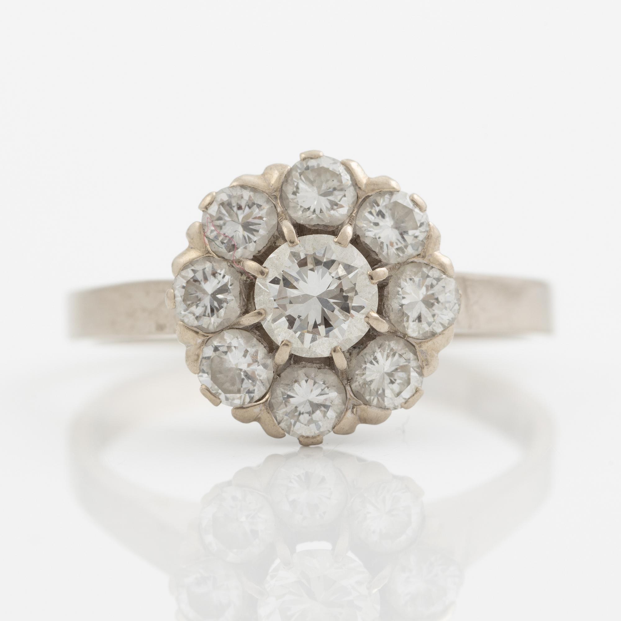 Ring, carmosé, i form av blombukett, 18K vitguld med briljantslipade diamanter.