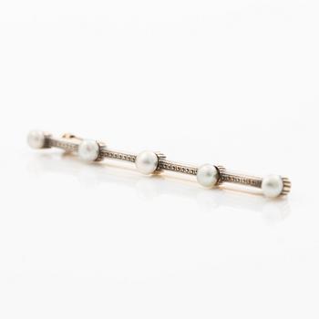 Brooch in 14K gold and silver with bouton pearls.