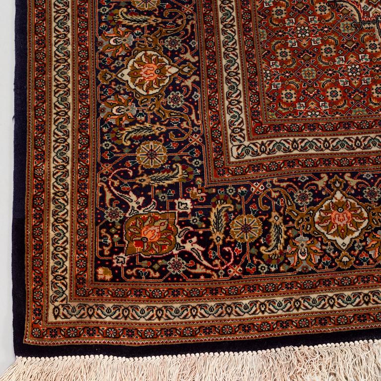 Matta, Täbris part silk, s.k. Mahi, ca 297 x 200 cm.