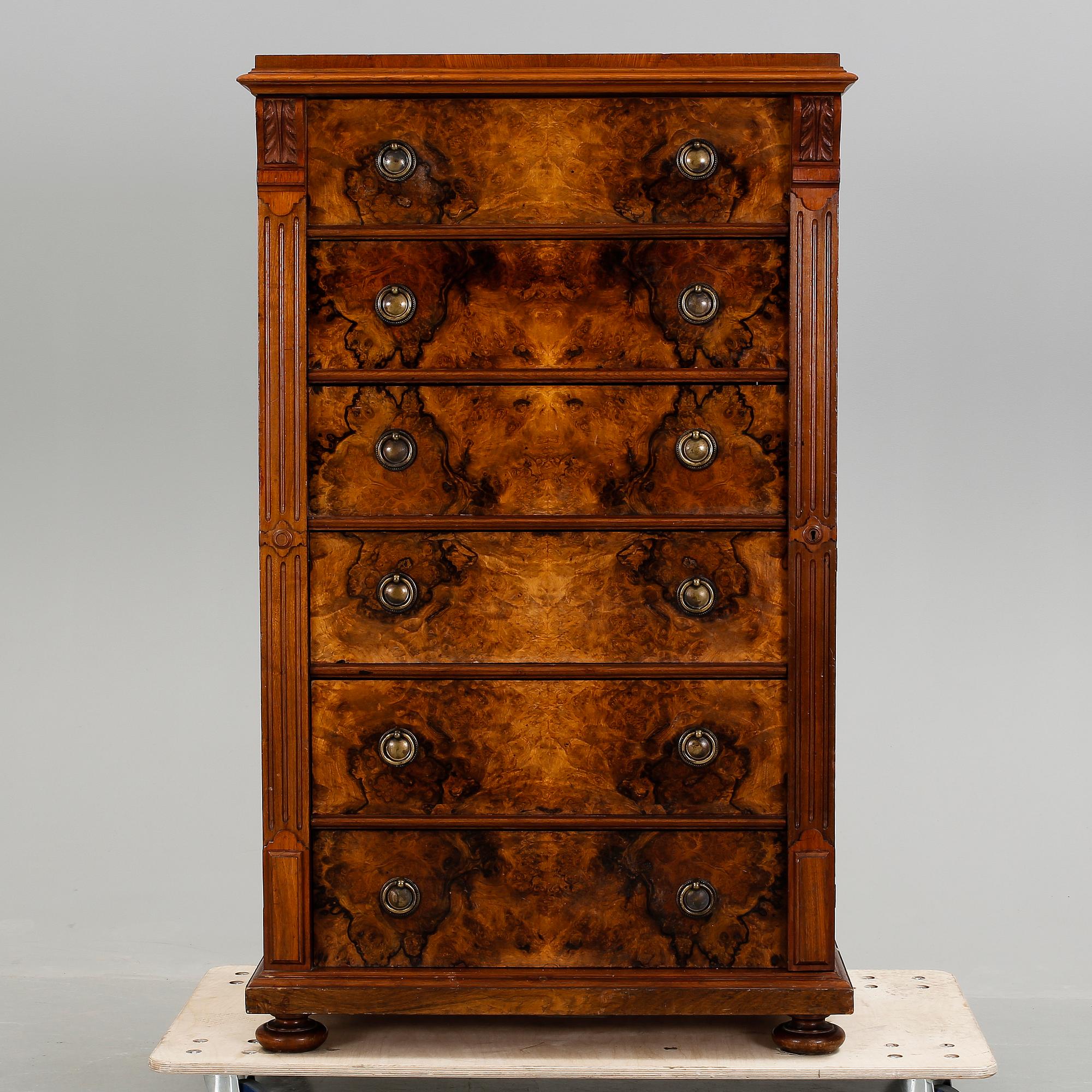 HERRBYRÅ, nyrenässans, 1800-talets slut.