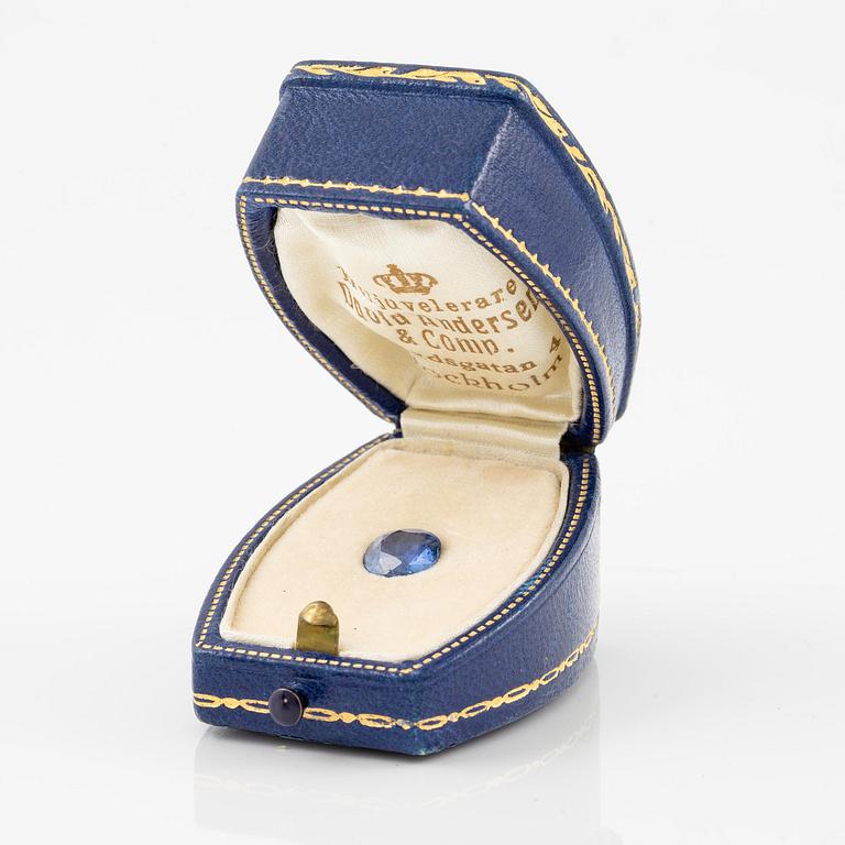 A loose sapphire in a fitted case from 1928.