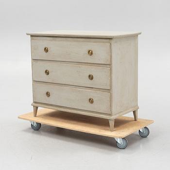 Chest of drawers, early 19th century.