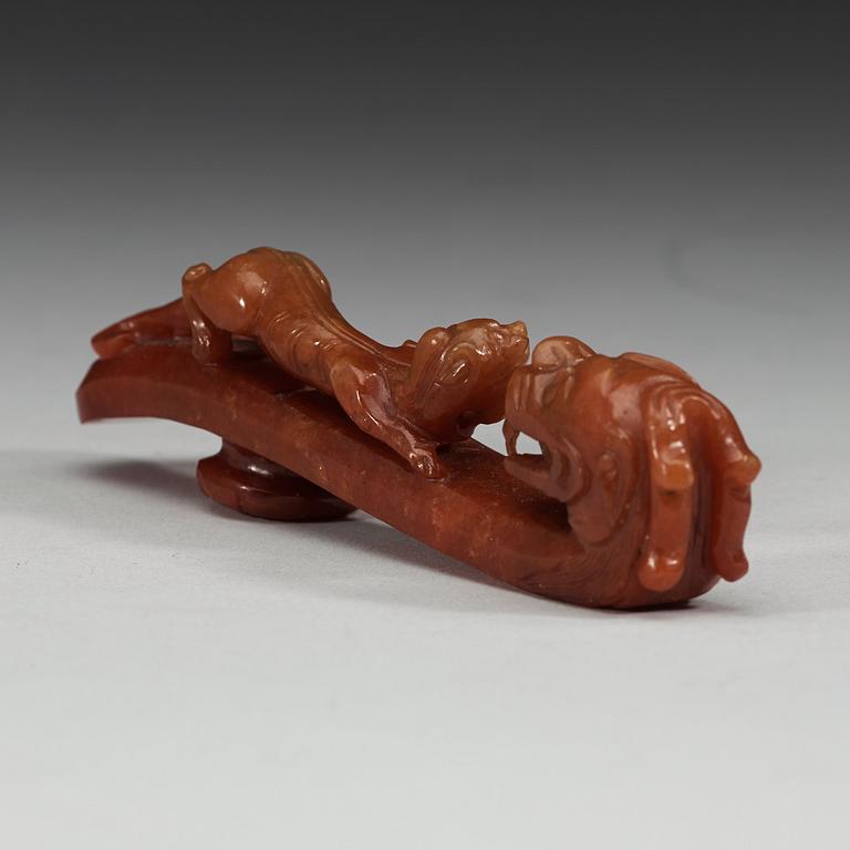 A carved jade belt hook, Qing dynasty (1644-1912).