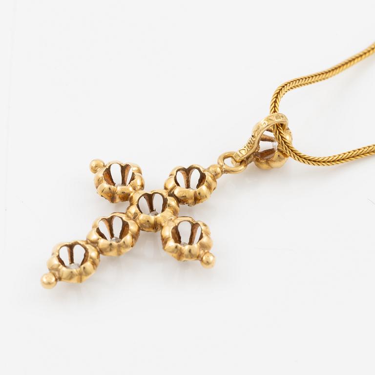 Pendant, cross, 18K gold and old-cut diamonds, together with a matching chain in 18K gold.