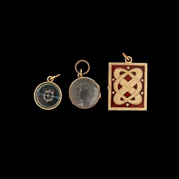 MINIATYRKALENDER OCH BERLOCKER, 1+2 delar, bla förgyllt silver och guld. Bla John Petterson, Stockholm, 1899.