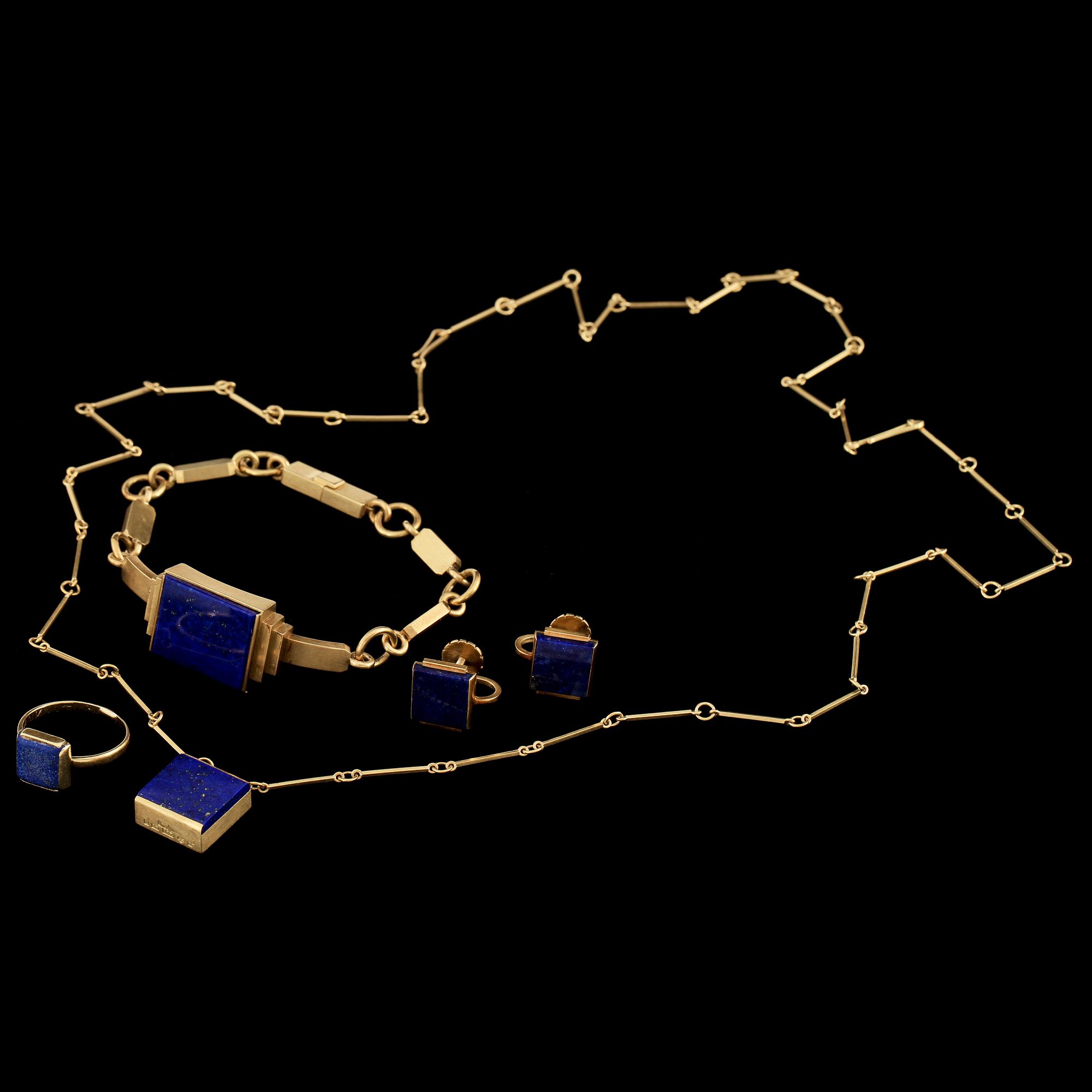 GARNITYR, 4 delar, 18k guld med lapis lazuli, Wiven Nilsson, Lund 1940 - 59. Tot vikt 69 g.