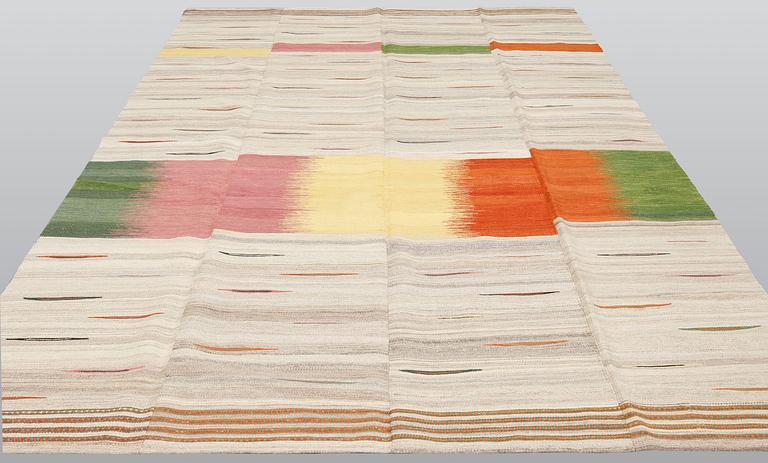 A carpet orientalisk flat weave, ca 324 x 207 cm.
