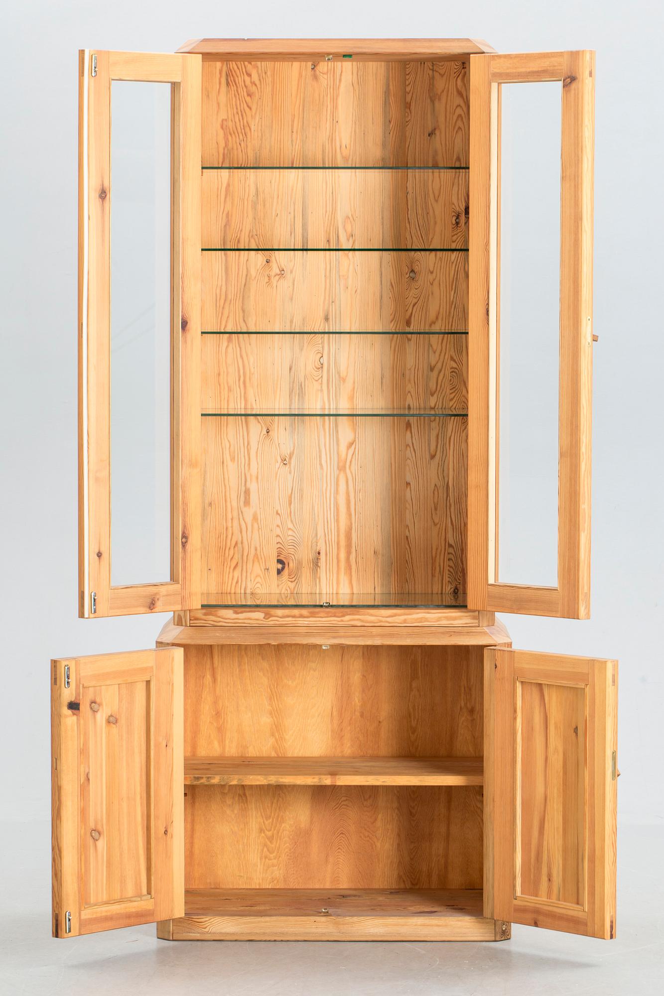 VITRINSKÅP, brännmärkt Sven Larsson Möbelshop.