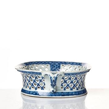 A large blue and white chesnut basket, Qing dynasty, Qianlong (1736-95).