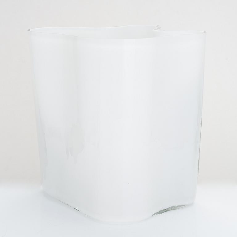 Alvar Aalto, vas, modell 3031, signerad Alvar Aalto.